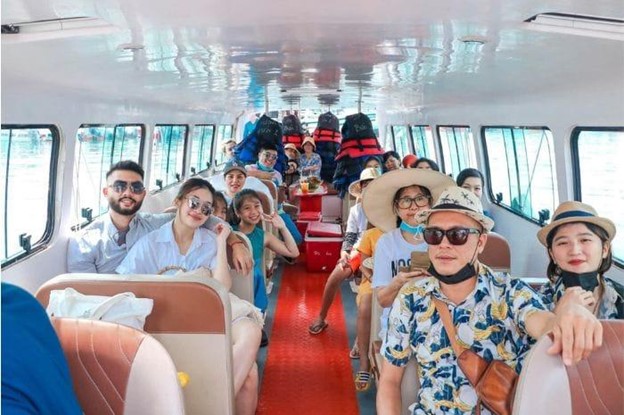 Du khách được di chuyển bằng cano hiện đại, an toàn tuyệt đối